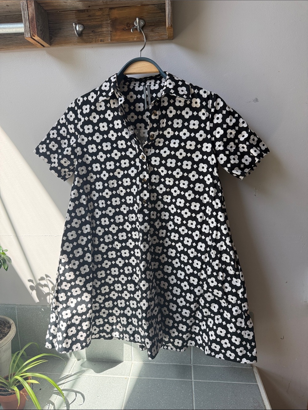 Anthropologie Black & White Daisy Print Shirtdress — XXS